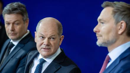Kanzler Olaf Scholz (links) schaut verärgert auf Finanzminister Christian Lindner. 