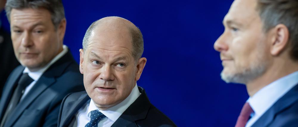 Kanzler Olaf Scholz (links) schaut verärgert auf Finanzminister Christian Lindner.