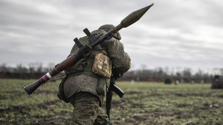 Ein russischer Rekrut ist Ende 2022 beim Training in Saporischschja zu sehen.