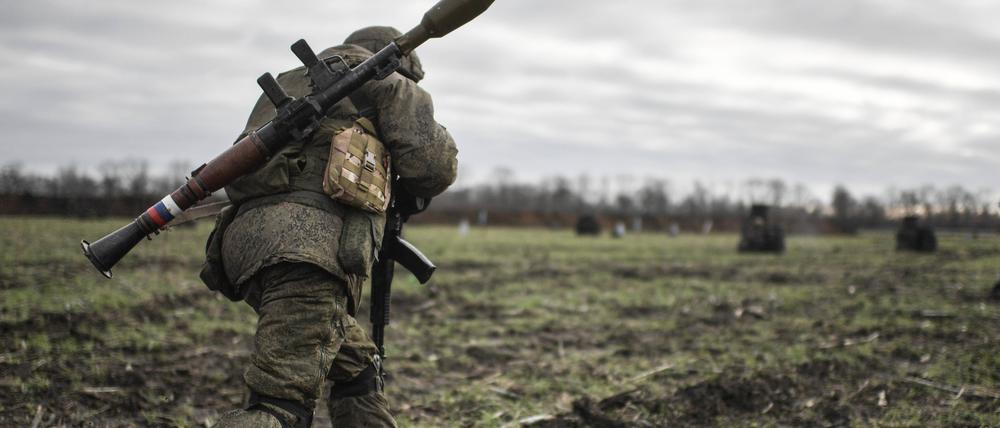 Ein russischer Reservist absolviert  in der Region Saporischschja eine Ausbildung unter Anleitung russischer Elite-Fallschirmjäger.