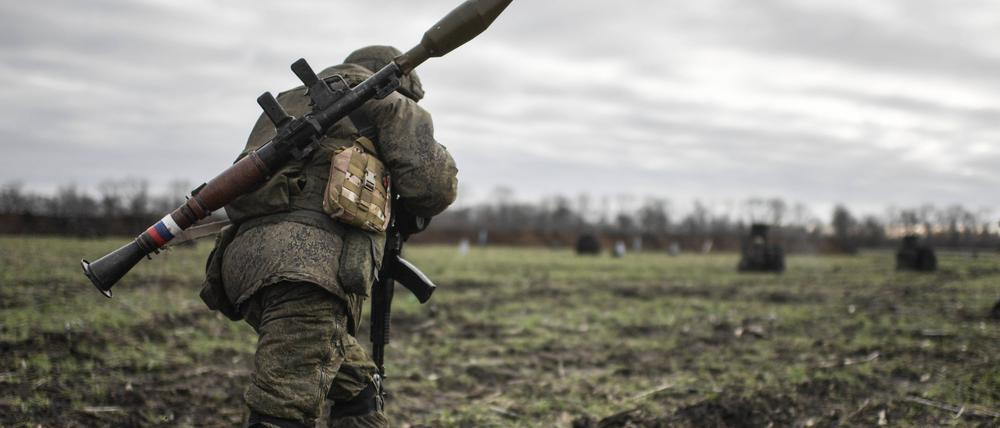 Ein russischer Rekrut ist Ende 2022 beim Training in Saporischschja zu sehen.