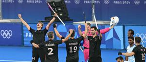 Die deutschen Hockey-Männer feiern den Finaleinzug.