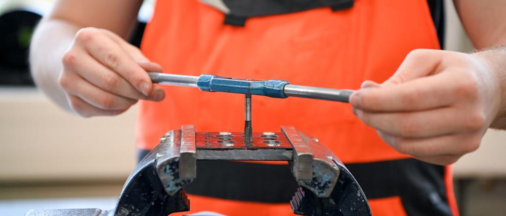 In einer Lehrwerkstatt in Potsdam bohrt ein Auszubildender im 1. Lehrjahr im Rahmen seiner Ausbildung ein Gewinde. Im Osten liegt das Lohnniveau noch unter dem im Westen (Foto Archiv).