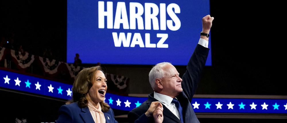 Das Kandidatenduo der Demokraten für die US-Präsidentschaftswahl Kamala Harris (links) und Tim Walz bei ihrem Auftritt in Philadelphia.