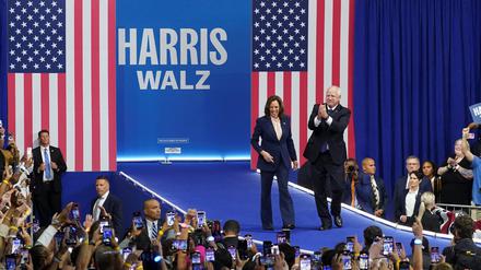 Kamala Harris und Tim Walz in Philadelphia, Pennsylvania.