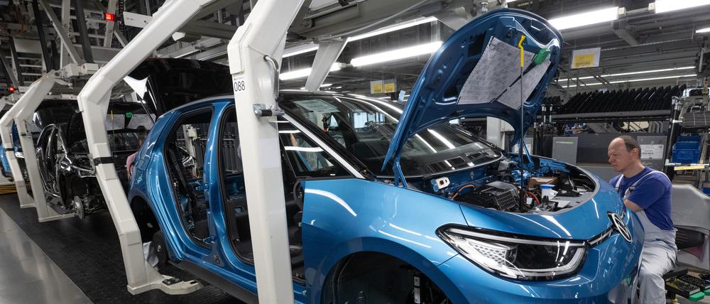 Ein Modell der neuen Generation des ID.3 wird im Werk von Volkswagen in Zwickau montiert (Symbolbild).