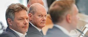 Bundeskanzler Olaf Scholz (SPD, M), Robert Habeck (l, Bündnis 90/Die Grünen), Bundesminister für Wirtschaft und Klimaschutz, und Christian Lindner (FDP), Bundesminister der Finanzen, nehmen an einer Pressekonferenz zum Haushaltsplan 2025 teil (Archivbild).