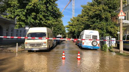 In Berlin-Pankow steht nach einem Wasserrohrbruch eine Straße unter Wasser.