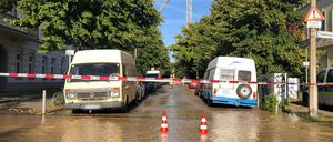 In Berlin-Pankow steht nach einem Wasserrohrbruch eine Straße unter Wasser.