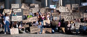 Affektiv polarisiert? Aktivisten beim Klimastreik im September 2023 vor dem Brandenburger Tor.