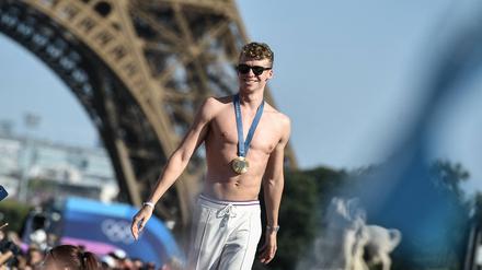 Der Schwimmer Léon Marchand am Eiffelturm