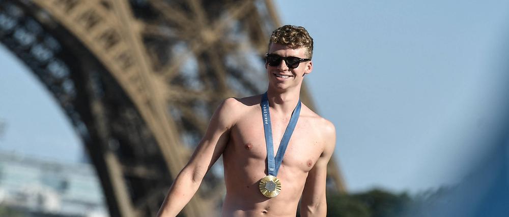 Der Schwimmer Léon Marchand am Eiffelturm
