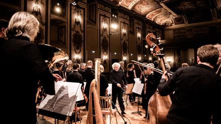 Zu Gast in Haydns Saal: Simon Rattle dirigiert das Chamber Orchestra of Europe, Rezidenzorchester auf Schloss Esterházy.