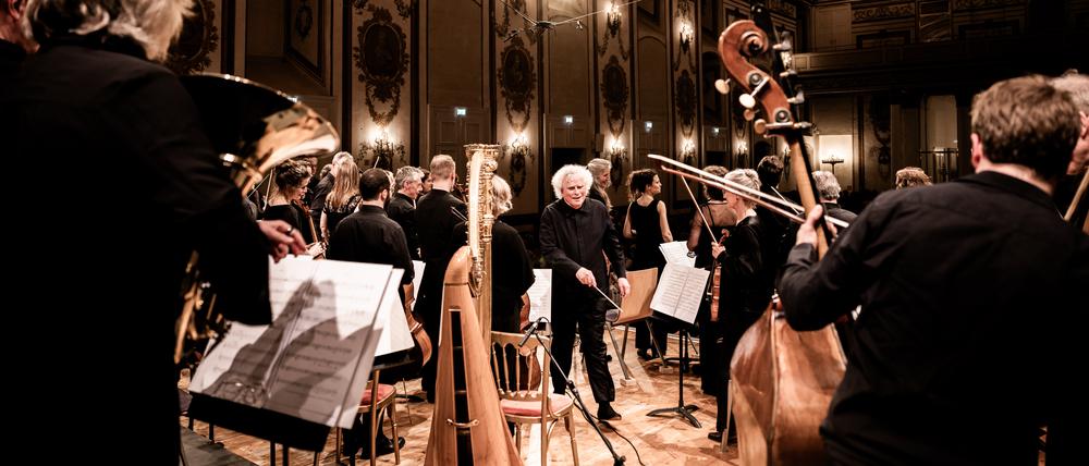 Zu Gast in Haydns Saal: Simon Rattle dirigiert das Chamber Orchestra of Europe, Rezidenzorchester auf Schloss Esterházy.