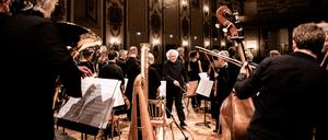 Zu Gast in Haydns Saal: Simon Rattle dirigiert das Chamber Orchestra of Europe, Rezidenzorchester auf Schloss Esterházy.