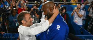 Der französische Präsident Emmanuel Macron (links) gratuliert dem französischen Kämpfer Teddy Riner nach seinem Sieg im Judo-Goldkampf.