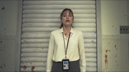 Steht mit dem Rücken zur Wand: Maika Monroe als Lee Harker in einer Szene des Films „Longlegs“.