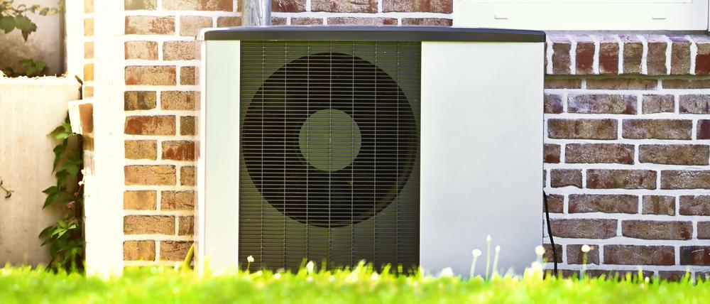 Wärmepumpe vor einem Haus in Schleswig-Holstein, Deutschland
