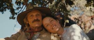 HANDOUT - 01.08.2024, ---: Viggo Mortensen als Holger Olsen und Vicky Krieps als Vivienne Le Coudy in einer Szene des Films „The Dead Don·t Hurt“ (undatierte Filmszene). Der Film kommt am 08.08.2024 in die deutschen Kinos. (zu dpa-Kinostarts) Foto: Marcel Zyskind/Alamode/dpa - ACHTUNG: Nur zur redaktionellen Verwendung im Zusammenhang mit einer Berichterstattung über den Film und nur mit vollständiger Nennung des vorstehenden Credits +++ dpa-Bildfunk +++