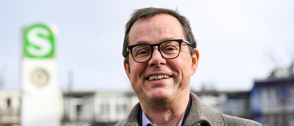 S-Bahn-Chef Peter Buchner steht vor dem grünen Schild der Berliner S-Bahn.