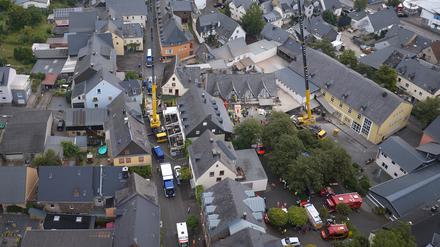 Die Luftaufnahme mit einer Drohne zeigt die Ortschaft Kröv an der Mosel. Hier ist in der Nacht ein Hotel teilweise eingestürzt.