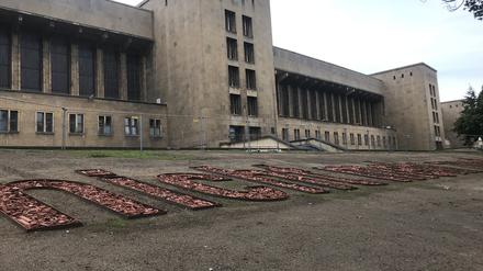 Am Gebäude des früheren Flughafens Tempelhof entsteht ein 42 Meter langer Schriftzug, der an das ehemalige KZ Columbiadamm erinnern soll. Foto: Sigrid Kneist