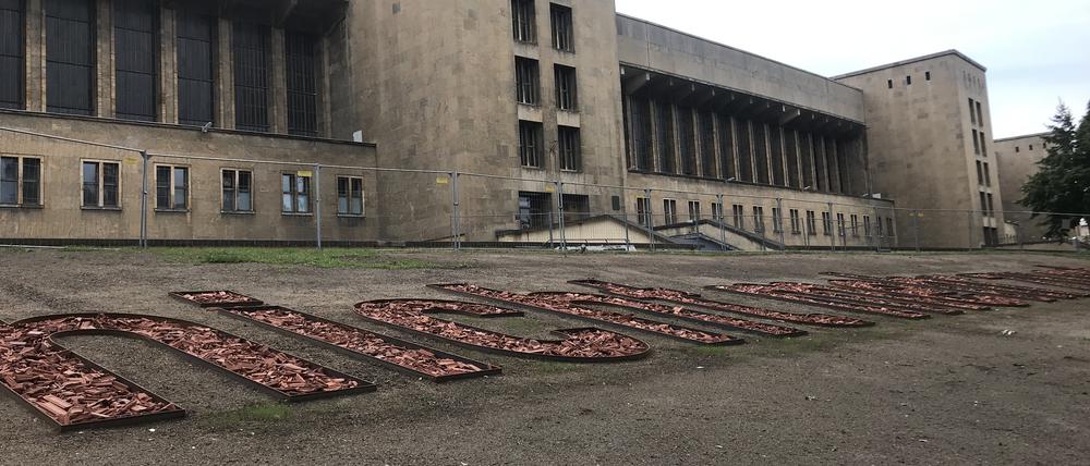 Am Gebäude des früheren Flughafens Tempelhof entsteht ein 42 Meter langer Schriftzug, der an das ehemalige KZ Columbiadamm erinnern soll. Foto: Sigrid Kneist