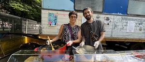 Marina Dias Weis und Raman Hama Saeed von Interkular beim Kieztreff im Schillerkiez, ufgenommen am 1.8.24. 