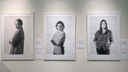 Blick in die Ausstellung in der VHS Schöneberg mit Fotos von Ukrainerinnen.