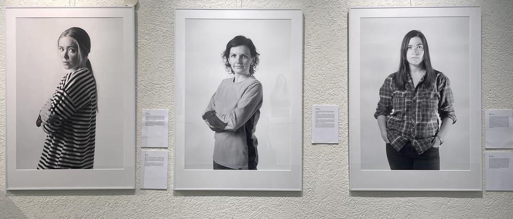 Blick in die Ausstellung in der VHS Schöneberg mit Fotos von Ukrainerinnen.