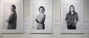 Blick in die Ausstellung in der VHS Schöneberg mit Fotos von Ukrainerinnen.