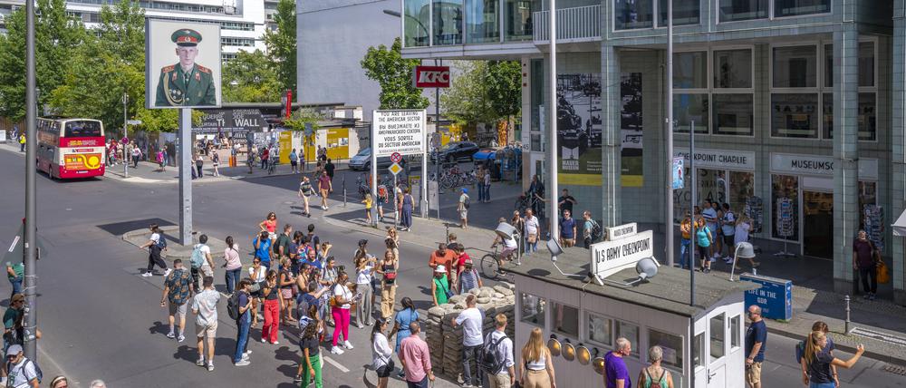 Ein bisschen Ballermann-Flair: der Checkpoint Charlie.