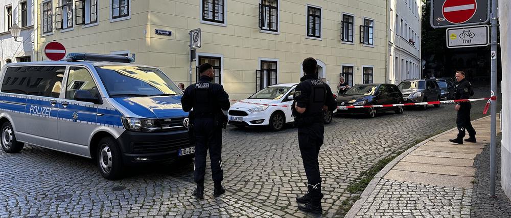 Polizisten stehen an einer Absperrung in der Nähe eines Schulgebäudes in Görlitz.