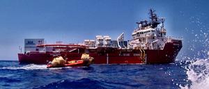 Ocean Viking Arbeit der Seenotretter im Mittelmeer  09 – Das ist die Ocean Viking und eines der Schnellboote im Vordergrund.