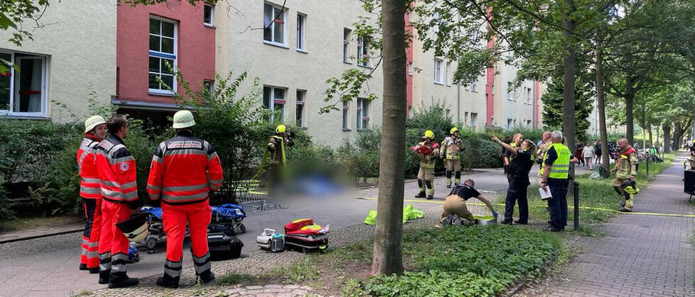 Bei einem Brand in Plänterwald wurde eine der mutmaßlich getöteten Personen geborgen.