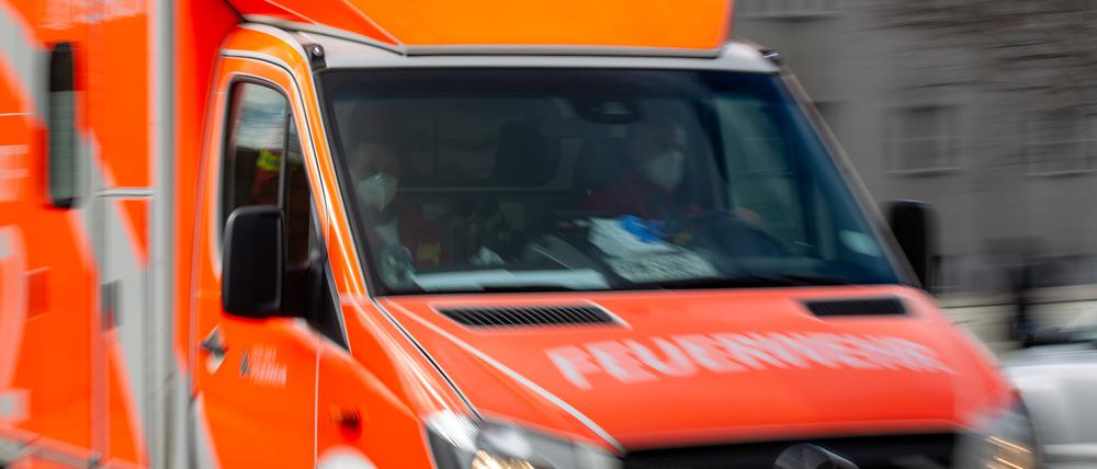 Ein Rettungswagen der Feuerwehr fährt auf einer Straße. (Symbolbild)