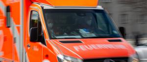 Ein Rettungswagen der Feuerwehr fährt auf einer Straße. (Symbolbild)