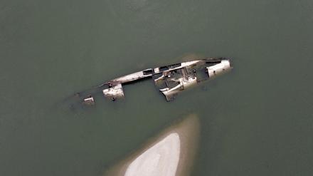 Das Wrack eines deutschen Kriegsschiffs aus dem Zweiten Weltkrieg ist in der Donau zu sehen.