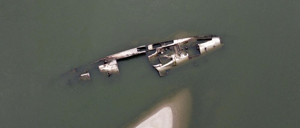 Das Wrack eines deutschen Kriegsschiffs aus dem Zweiten Weltkrieg ist in der Donau zu sehen.