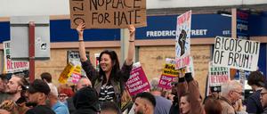In Großbritannien gehen Menschen gegen Hass und Rasismus auf die Straße.