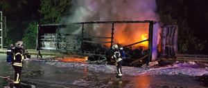 Ein mit Kaffee beladener Lkw-Anhänger brennt auf der A2. (Symbolbild)