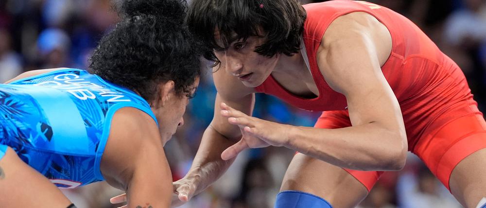 Vinesh Vinesh (r) beendet nach dem Ende ihres Olympia-Traums ihre Karriere.