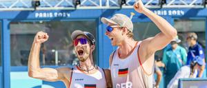 Clemens Wickler (links) und Nils Ehlers feiern den Sieg im Viertelfinale.