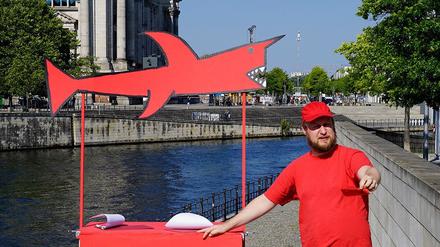Aktionskünstler Daniel Chluba will den Hai zurück in die Spree bringen. Foto: Superschutz