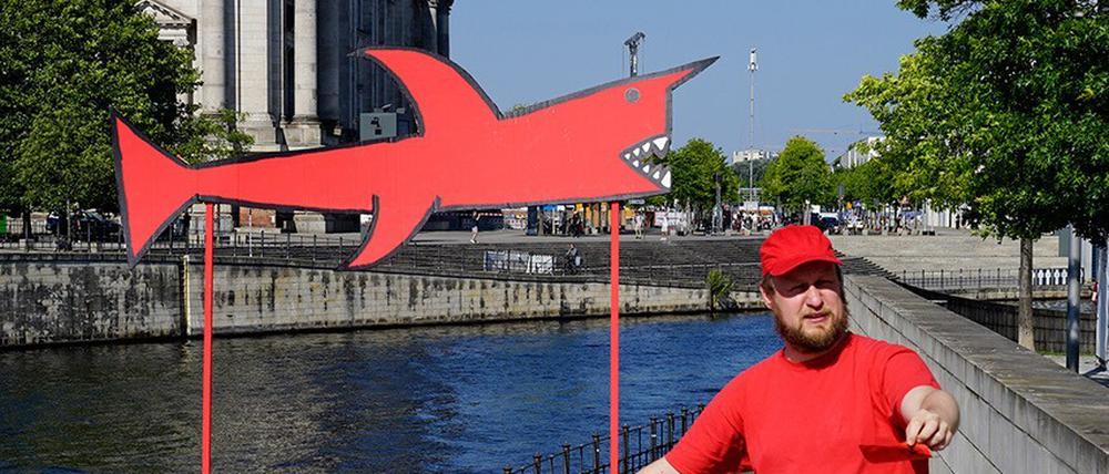Aktionskünstler Daniel Chluba will den Hai zurück in die Spree bringen. Foto: Superschutz