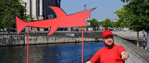Aktionskünstler Daniel Chluba will den Hai zurück in die Spree bringen. Foto: Superschutz