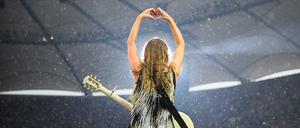 Ein Herz für Swifties: Die Sängerin auf einem Konzert der Era-Tour in Hamburg.