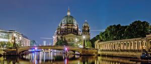 Der Dom und die Friedrichsbrücke spiegeln sich im Wasser der Spree. 