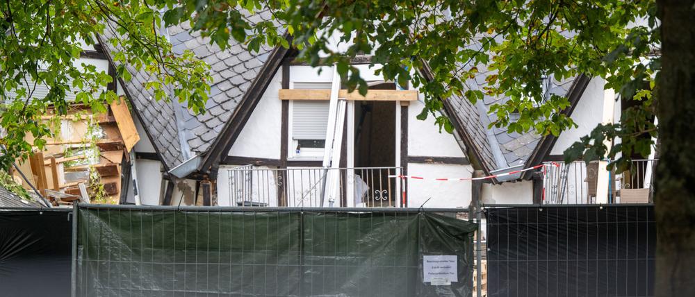 Ein Sichtschutzzaun steht vor dem eingestürzten Hotel.