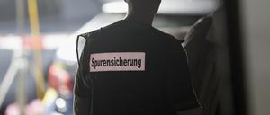 Einsatzkräfte der Spurensicherung ermitteln an einem Tatort. 